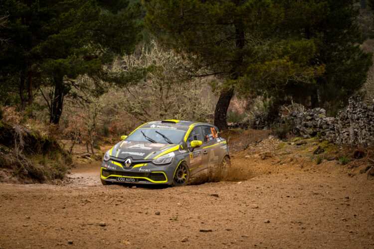 Saída de estrada dita abandono prematuro de Cardeira do Rali Serras de Fafe