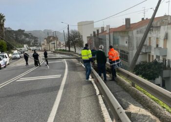 Ruptura em conduta escava gruta gigantesta na EN242