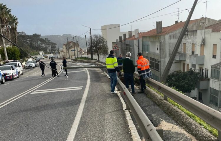 Ruptura em conduta escava gruta gigantesta na EN242