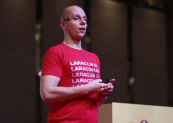 Autor da identidade gráfica do Laravel é da região