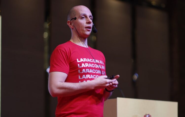 Autor da identidade gráfica do Laravel é da região