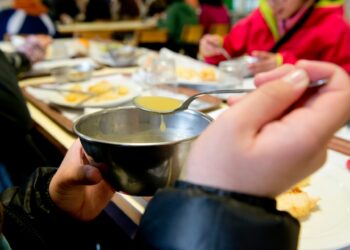 Alunos mal alimentados em casa pedem mais comida na escola à segunda-feira