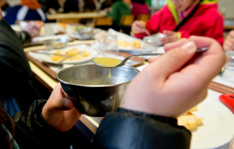 Alunos mal alimentados em casa pedem mais comida na escola à segunda-feira