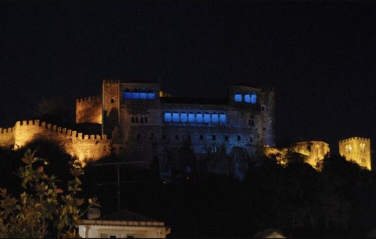 Logo à noite, Castelo de Leiria “pinta-se” de azul