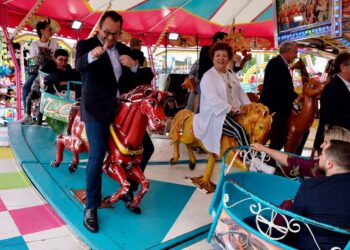 Carrosséis já rodam e o cheiro das farturas sente-se no ar. Feira de Maio abriu portas