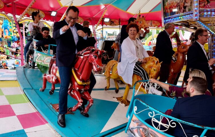 Carrosséis já rodam e o cheiro das farturas sente-se no ar. Feira de Maio abriu portas