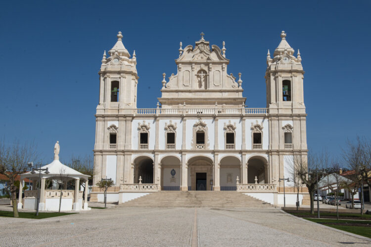 Paroquianos apoiam padre dos Milagres em polémica com o Conselho Económico