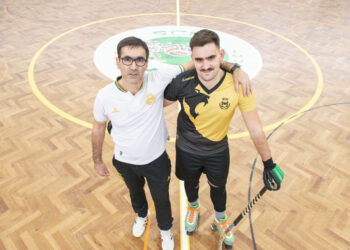 Pai e filho partilham a paixão pelo hóquei e juntos defendem os Leões da Embra