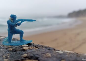 “Circular à volta dos plásticos”: Politécnico de Leiria debate poluição do mar e invasão de plástico nas praias