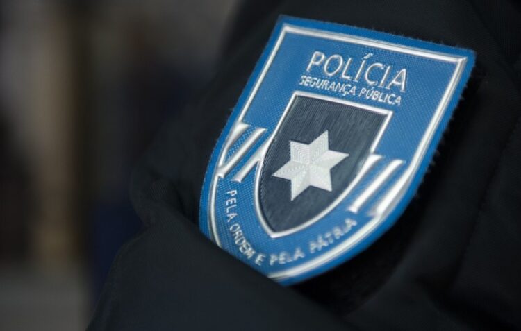 Cinco suspeitos assaltaram família em casa sob ameaça de arma de fogo