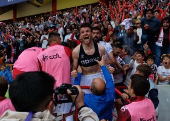 Jogadores festejaram subida em palco preparado para receber os heróis de Leiria