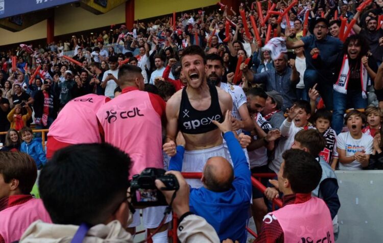 Jogadores festejaram subida em palco preparado para receber os heróis de Leiria