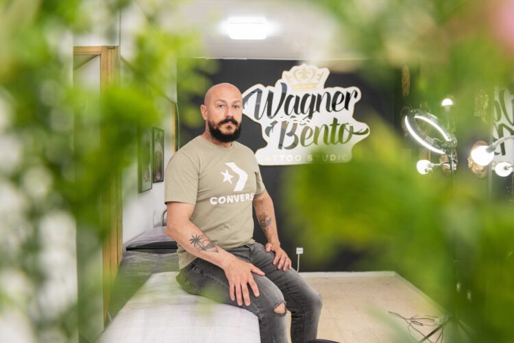 Tatuador de Leiria troca serviços por alimentos para doar