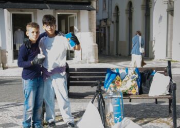 Voluntários retiram cerca de 5500 beatas da Praça Rodrigues Lobo, em Leiria