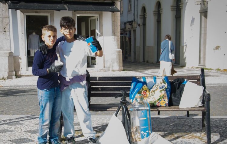 Voluntários retiram cerca de 5500 beatas da Praça Rodrigues Lobo, em Leiria