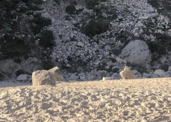 Derrocadas nas arribas provocam queda de pedras na Praia da Nazaré