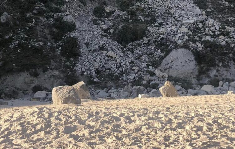 Derrocadas nas arribas provocam queda de pedras na Praia da Nazaré