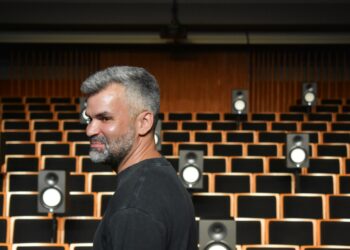 Concerto. Tiago Cadete senta o público no palco e conta histórias dos migrantes de Pombal e Alcobaça