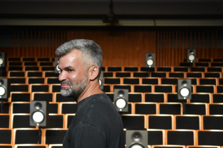 Concerto. Tiago Cadete senta o público no palco e conta histórias dos migrantes de Pombal e Alcobaça
