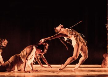 Maciço. Uma tonelada de barro a ligar o diálogo entre a dança e a câmara