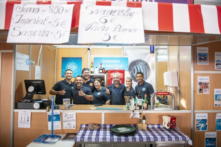 Voluntários vestem a camisola numa festa sem “doutores” e “engenheiros”