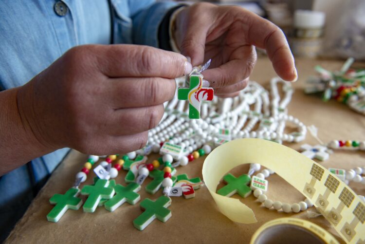 Mais de 100 mil terços oficiais da Jornada Mundial da Juventude produzidos em Fátima
