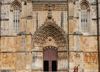 Pessoas com deficiência visual já podem “tocar” e interpretar os mosteiros da Batalha e de Alcobaça