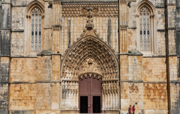 Pessoas com deficiência visual já podem “tocar” e interpretar os mosteiros da Batalha e de Alcobaça