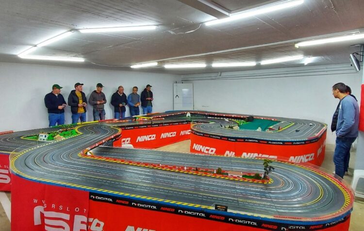 Pista de slot cars atrai pilotos de vários pontos do País à Marinha Grande