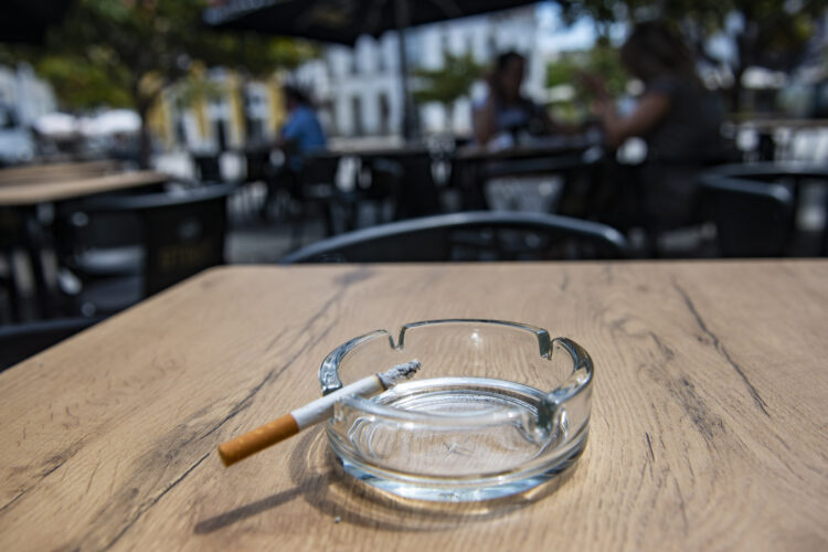 Cerco mais apertado ao consumo e venda de tabaco divide opiniões na região