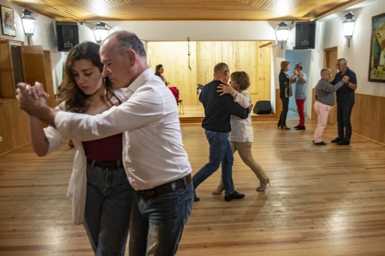 Tango. O abraço que chega de Buenos Aires e se move na noite de Leiria