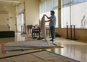 Encenações na sala. Tiago Baptista está a “habitar” o Teatro José Lúcio da Silva e convida o público a entrar na criação