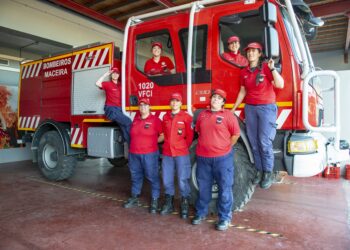 Bombeiras em acção. Combatem barreiras para salvar vidas