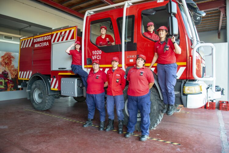 Bombeiras em acção. Combatem barreiras para salvar vidas