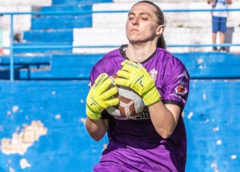 A guerra obrigou-a a deixar a Ucrânia, mas na mala trouxe o sonho do futebol