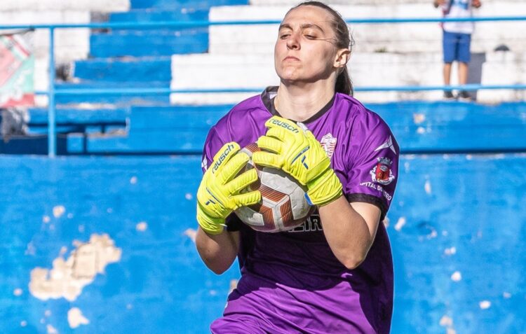 A guerra obrigou-a a deixar a Ucrânia, mas na mala trouxe o sonho do futebol