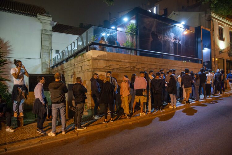 Mandarim vai ter polícia à porta e consumo mínimo para garantir segurança aos clientes