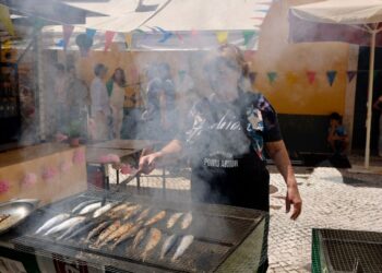 Dia 1 d’A Porta. Festival convida a comunidade a transformar a Rua Direita e há arraial com sardinhas, bifanas e seitanas