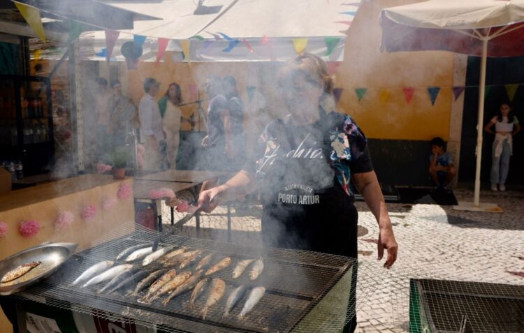 Dia 1 d’A Porta. Festival convida a comunidade a transformar a Rua Direita e há arraial com sardinhas, bifanas e seitanas