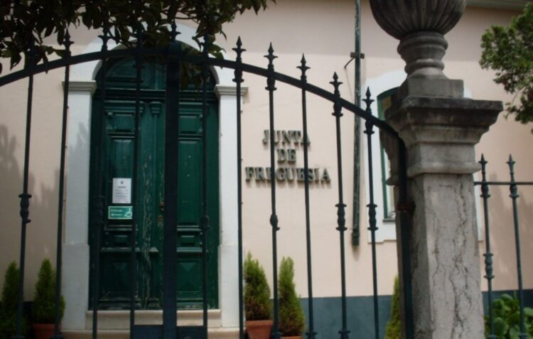 Presidente da Junta da Marinha Grande terá contratado seguro a elemento do seu executivo