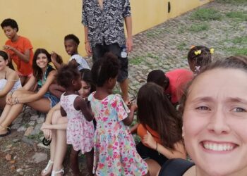 Trocar as férias na praia pela ajuda aos outros? Sim, e os ganhos são “enormes”