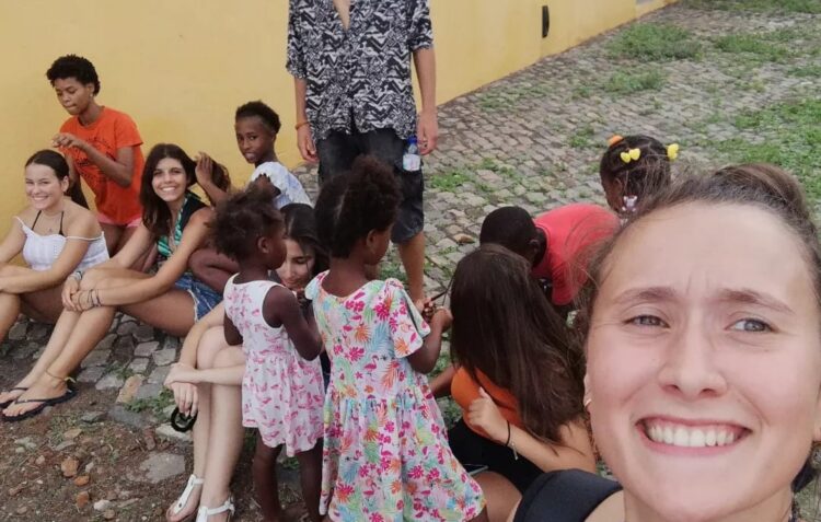 Trocar as férias na praia pela ajuda aos outros? Sim, e os ganhos são “enormes”