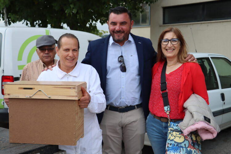 Apicultores de Ourém recebem colónias de abelhas para retomar actividade