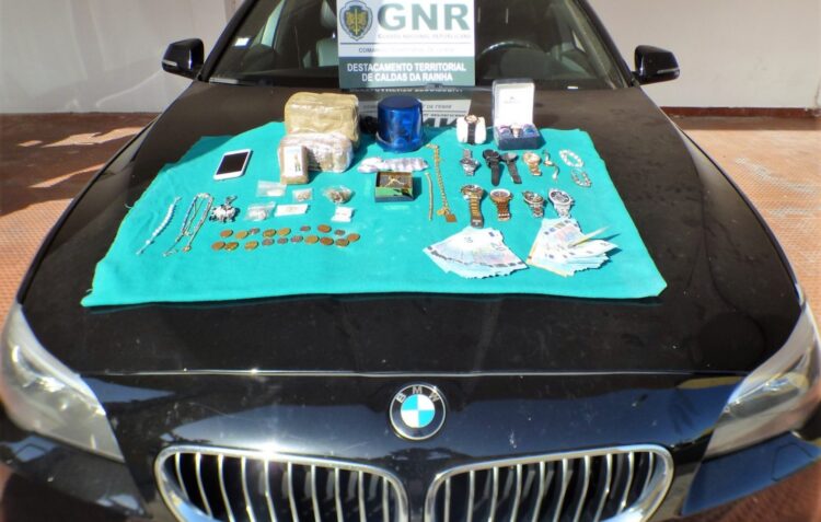 GNR de Caldas da Rainha detém casal suspeito por tráfico de droga e furto na Amadora