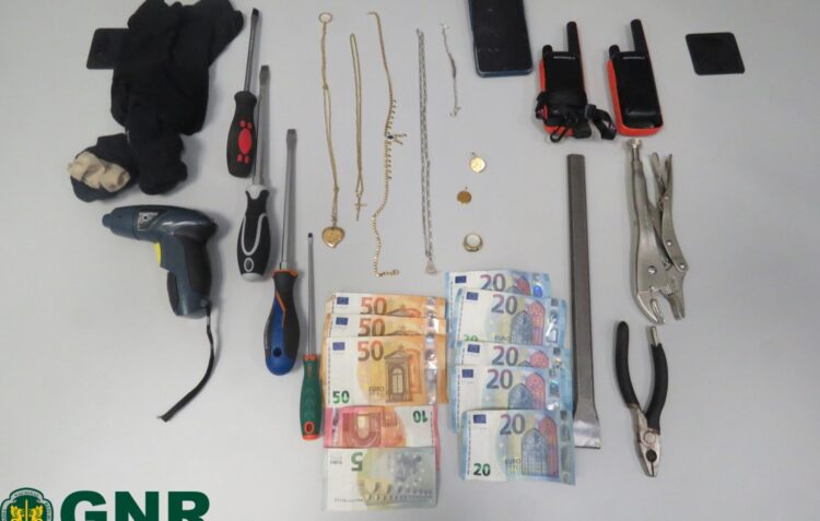 GNR de Pombal detém na Maia três suspeitos de furtos em residências