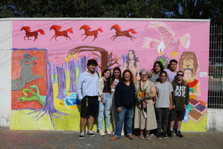 Alunos do Agrupamento de Escolas Fernão do Pó criam mural sobre “As quase aventuras de Adriana…”