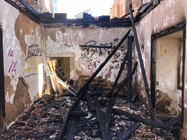 Chamas consomem antigo Convento dos Capuchos em Leiria
