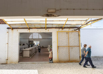 Vendedores reclamam obras no mercado da Praia da Vieira