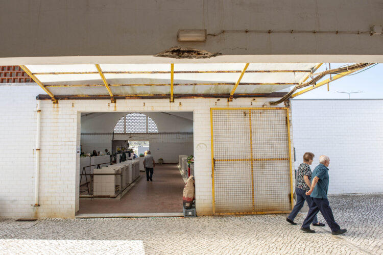 Vendedores reclamam obras no mercado da Praia da Vieira