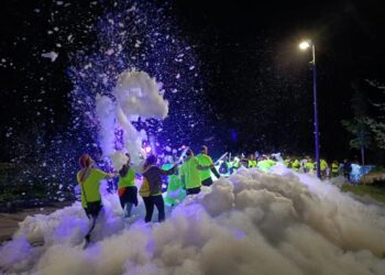 Corrida, luzes, dança, música, é o Neon Run Tour, que passa pela Praia da Vieira